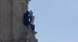 رجل يتسلق برج “بيغ بن” رافعا علم فلسطين
