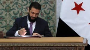 الشرع يوقع مسودة الإعلان الدستوري في سوريا