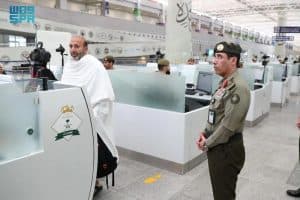 مدير عام الجوازات يقف على سير العمل بصالات جوازات مطار الملك عبدالعزيز
