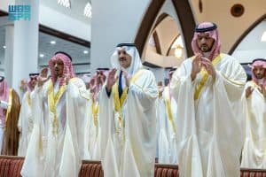 أمير المنطقة الشرقية ونائبه يؤديان صلاة عيد الفطر المبارك بالدمام