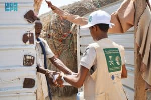“اغاثي الملك سلمان” يوزع 3.200 كرتون تمر في حجة