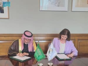 المشرف على “اغاثي الملك سلمان” يلتقي وزيرة شؤون التنمية الدولية البريطانية
