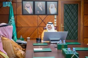 أكد أهمية الشراكة المجتمعية في دعم العملية التعليمية.. أمير المنطقة الشرقية يستمع لعرض تعريفي حول “مكتبة الجبر”