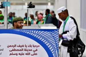 تم إنهاء إجراءاتهم بسهولة ويسر.. مطار المدينة المنورة يستقبل أولى رحلات الحجاج الجيبوتيين