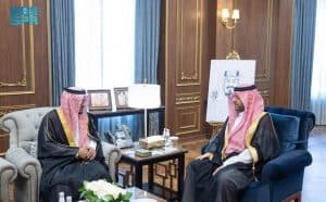 حث على تقديم أفضل الخدمات لضيوف الرحمن.. أمير الحدود الشمالية يستقبل مدير جمرك “جديدة عرعر”