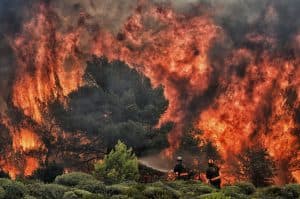 اليونان تضاعف رجال الإطفاء والطائرات المسيرة لمواجهة حرائق الغابات الناجمة عن تغير المناخ