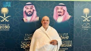 بعد 20 عامًا من إسلامه.. “لويس” الأوروغوياني يحلق لأول مرة بالطائرة نحو مكة ملبيًا بالحج