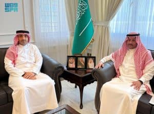 سفير المملكة لدى البحرين يلتقي الشيخ عبدالله آل خليفة