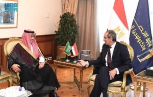 السفير الحصيني يلتقي وزير الاتصالات المصري
