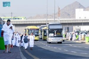 ضيوف الرحمن يبدؤون مناسكهم بقضاء “يوم التروية” بـ”مشعر منى”