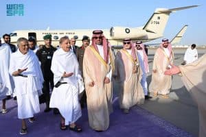 رئيس وزراء باكستان يصل جدة لأداء مناسك العمرة