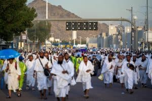 ضيوف الرحمن ينفرون من عرفات إلى مزدلفة