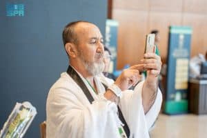 ضيوف خادم الحرمين يوثقون رحلتهم الإيمانية من جدة إلى عرفات ومزدلفة وصولاً لمنى ويعبّرون عن شكرهم للمملكة