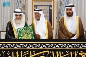 نيابة عن خادم الحرمين.. نائب أمير مكة يُسلم كسوة الكعبة المشرفة لسدنة بيت الله الحرام