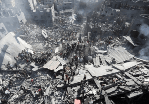 استشهاد ثمانية فلسطينيين في قصف الاحتلال الإسرائيلي موقعًا لتوزيع المساعدات وسط قطاع غزة
