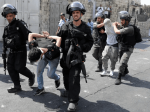 من بينهم أسرى سابقون وذوو شهداء.. قوات الاحتلال الإسرائيلي تعتقل 15 فلسطينيًا من الضفة الغربية