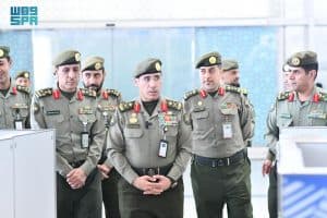 اللواء المربع يقف على الخدمات المقدمة لضيوف الرحمن في صالات الجوازات بمطار المدينة المنورة
