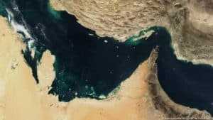 البرلمان الإيراني يوافق على إغلاق مضيق هرمز