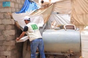 مركز الملك سلمان للإغاثة يوزع (2.780) كرتون تمر بمحافظة مأرب