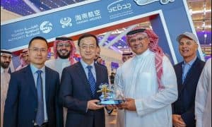 مطار الملك عبدالعزيز الدولي يدشّن أولى رحلات طيران هاينان الصينية