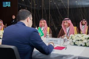“وزير الصناعة” يبحث فرص تعزيز التعاون الصناعي مع نظيره الروسي