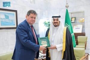 بمناسبة انتهاء فترة عمله.. نائب أمير منطقة الرياض يستقبل السفير البريطاني لدى المملكة