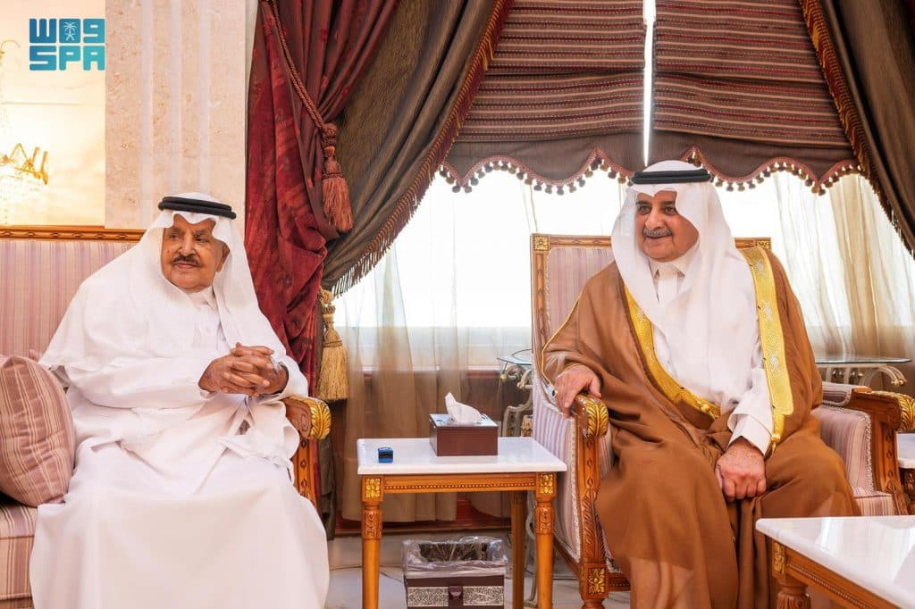 أمير تبوك يزور الشيخ أحمد الخريصي في منزله