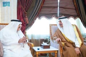 أمير تبوك يزور الشيخ أحمد الخريصي في منزله