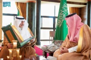 اطلع على التقرير الشامل لأدائها خلال العام الماضي.. أمير تبوك يستقبل مدير إدارة التعليم بالمنطقة