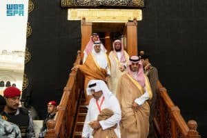 نيابة عن خادم الحرمين.. نائب أمير مكة يتشرف بغسل الكعبة المشرفة