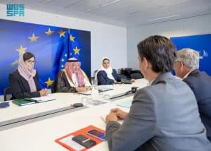 نائب وزير الخارجية يبحث مع المفوض الأوروبي للشؤون الداخلية والهجرة العلاقات الثنائية