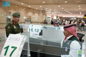 مدير عام الجوازات يتفقد سير العمل في صالات الجوازات في مطار الملك فهد الدولي