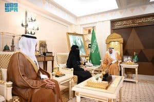 مؤكدًا أهمية العمل التوعوي والوقائي لتعزيز سلامة المجتمع.. أمير القصيم يستقبل المدير التنفيذي للقطاع الأوسط بهيئة الصحة العامة