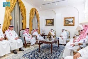 أمير المنطقة الشرقية يعزي أسرة الثنيان
