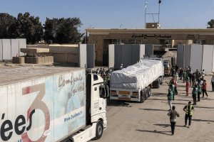 عشرات الشاحنات تتدفق إلى قطاع غزة عبر معبر رفح البري وعلى متنها مساعدات إنسانية متنوعة
