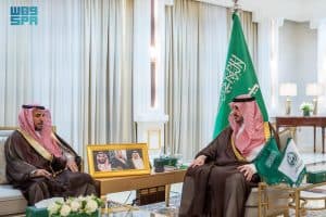 اطّلع على تقرير التشجير ضمن مبادرة “السعودية الخضراء”.. أمير الجوف يستقبل مدير فرع “البيئة” بالمنطقة