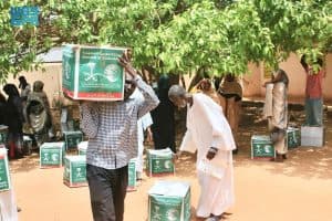 “اغاثي الملك سلمان” يوزّع (700) سلة غذائية في السودان