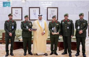 نائب أمير الرياض يكرّم جوازات المنطقة بمناسبة تحقيق مطار الملك خالد جائزة أفضل منطقة جوازات لعام 2024