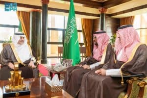 أمير تبوك يطلع على سير العمل بالمنشآت الصحية بالمنطقة