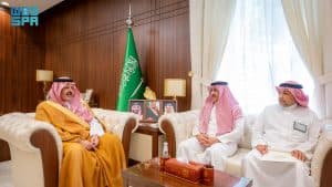 أمير حائل يستقبل عددًا من منسوبي “إدارة الشؤون الإدارية والمالية” بإمارة المنطقة