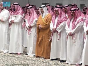نائب أمير مكة يؤدي صلاة الميت على والدة الأمير فهد بن مقرن بن عبدالعزيز