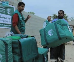 “اغاثي الملك سلمان” يوزّع حقائب إيوائية في حضرموت