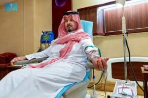 أمير المدينة يتبرع بالدم تفاعلًا مع الحملة الوطنية السنوية للتبرع بالدم التي أطلقها ولي العهد