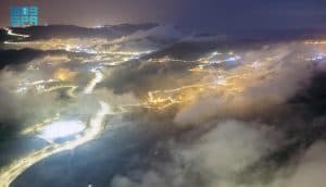 مدن عسير على جبال السروات.. لوحات فنية تكتسي الضباب