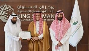 مركز الملك سلمان للإغاثة يسلّم جمعية إسعاد لرعاية الأرامل والمطلقات شهادة الموافقة الأولية للعمل خارج المملكة