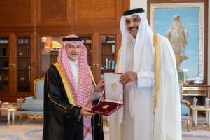تقديرًا لجهوده في تعزيز العلاقات الثنائية بين البلدين.. أمير قطر يمنح سفير المملكة وسام الوجبة