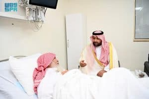 أمير جازان ونائبه يطمئنان على صحة الشيخ العامري