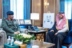 أمير منطقة الحدود الشمالية يستقبل مدير المديرية العامة للسجون بالمملكة وعددًا من قياداتها