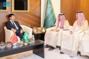 وزير الإعلام يستقبل رئيس صحيفة الشعب الصينية