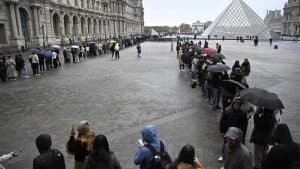 بعد عملية السطو. إغلاق متحف اللوفر في باريس لليوم الثاني